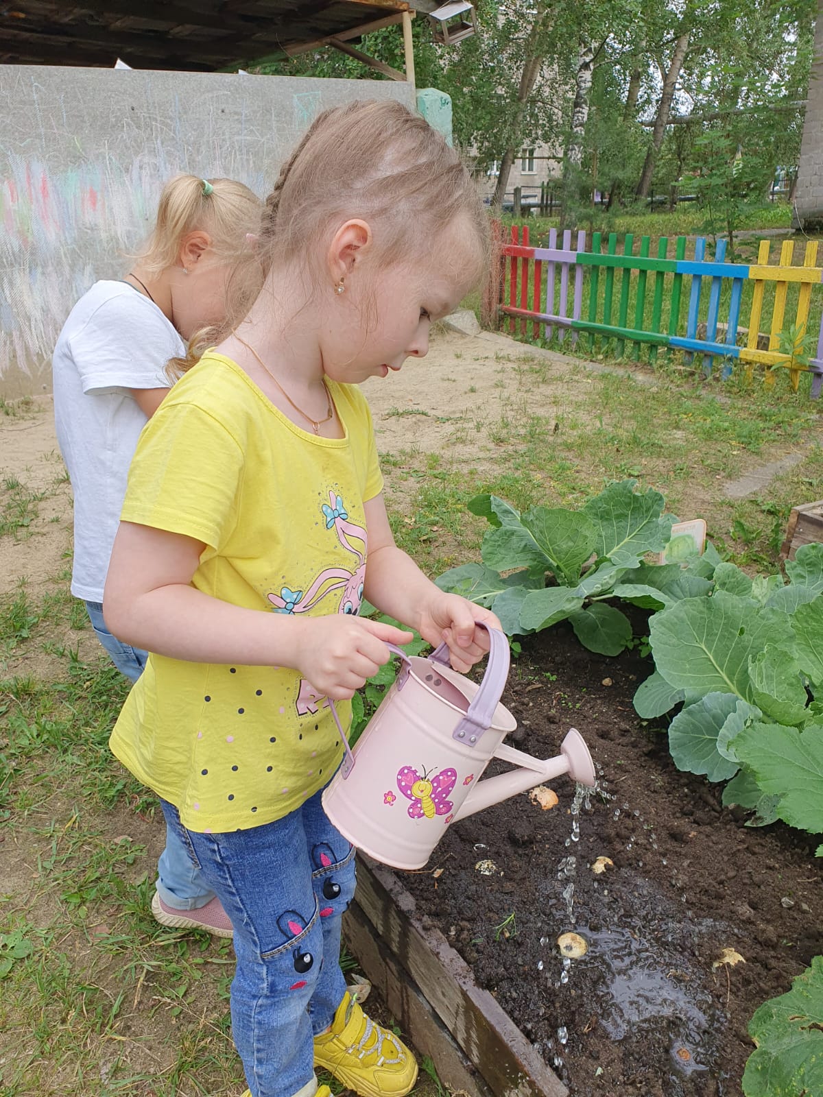Сюжетные картины дети сажают огород.
